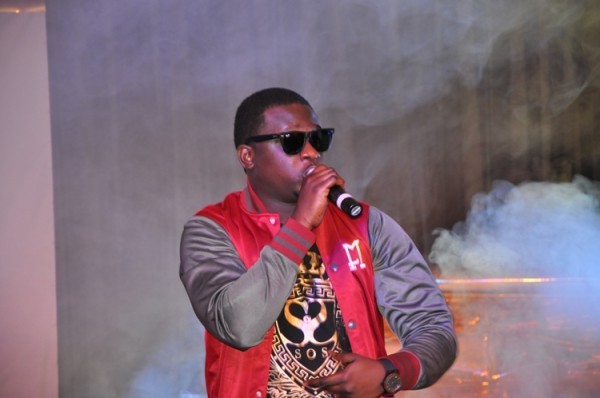 Wande-Coal-thrills-the-audience-600x398