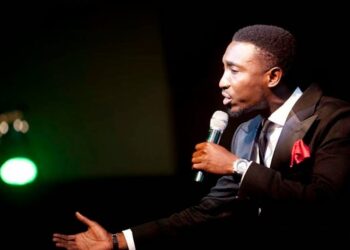 Timi Dakolo performs
