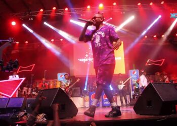 Watch Dice Ailes Give A Fan The Opportunity To Perform With Him On Stage 3 krmf5yi30yy