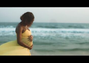 Simi Baby Bump 1