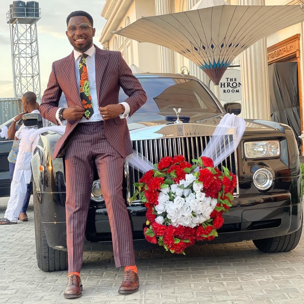 Timi Dakolo Surprises Tobi Bakare’s Wife
With Flowers and A Performance