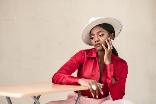 “Them Gimme Belle” – Simi Reveals To Fan Why She Had To Wait 2 Years Before Dropping “Woman” 1