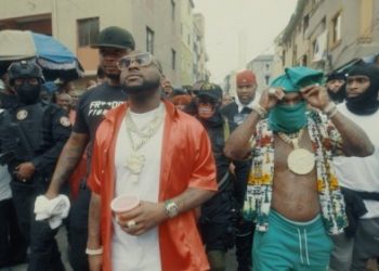 Davido Showing Off Her Body