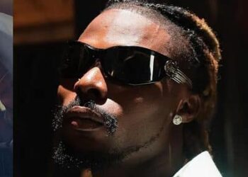 "Seyi Vibez Ti Gbe Asake Sare" - Reactions Trail Video Of Asake In Prayer Session
