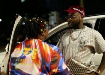 “Imagine say she fall” – Fans React to Old Video of Teni Chasing Davido’s Car [WATCH]
