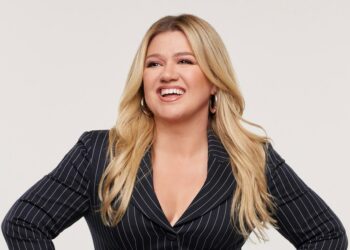 kelly clarkson portrait nbc 2023 billboard 1548
