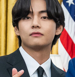 V Bids Farewell to ARMY with Heartfelt Message: I'll miss you so much 2 V in the Oval Office of the White House May 31 2022 cropped