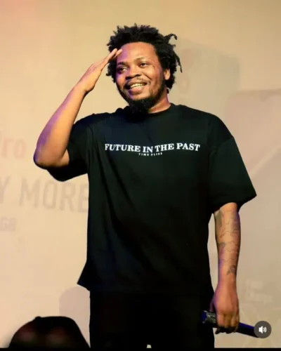 Olamide Makes Surprise Appearance During Phyno’s Performance, Fans Go Wild 1 GO1c4NPXEAAHLZo