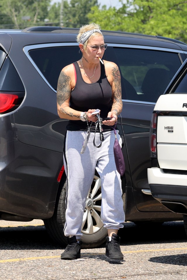 kim mathers pays quick visit 917573792 1721595011