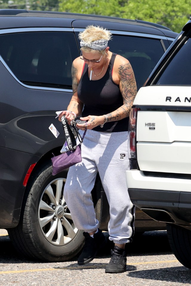 kim mathers pays quick visit 917573793 41da15 1721595010