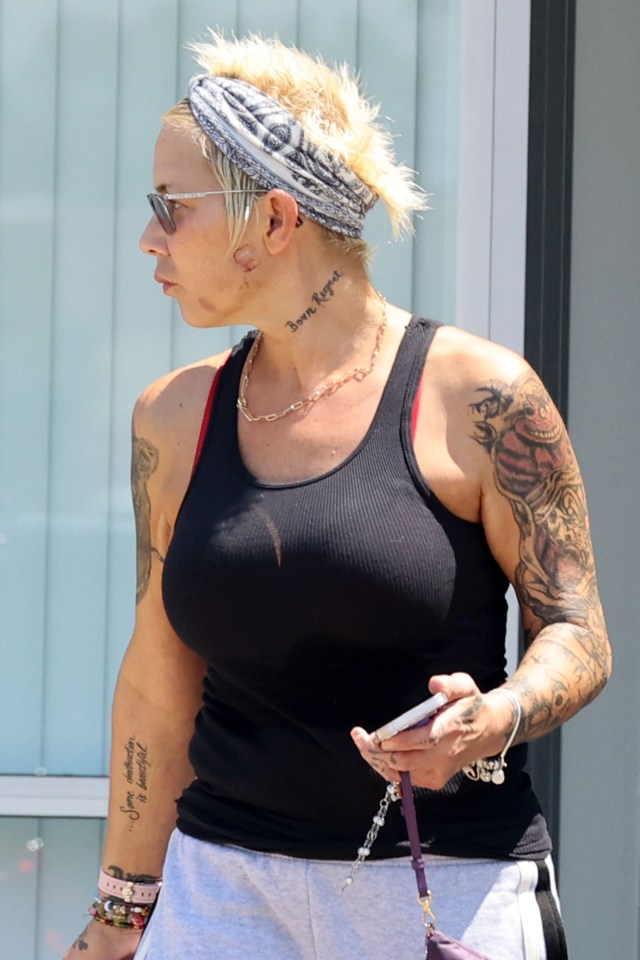 kim mathers pays quick visit 917573889 1721595010