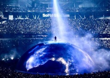 Kanye West Performs on Rotating Earth Stage at SoFi Stadium 3 Kanye West at Sofi Stadium