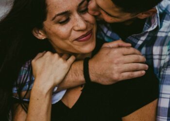 Key conversations that shape new couples 4 5 Important Things to Discuss as a New Couple hernan 1 4000x4000 1